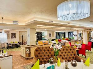 hol z krzesłami i stołami oraz restauracja w obiekcie Papuga Park Hotel Wellness Marrakesz & SPA w Bielsku Białej