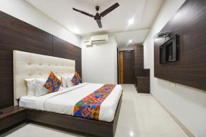 Postel nebo postele na pokoji v ubytování FabHotel KK Continental 50 Meter from Railway Station - Amritsar
