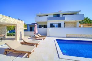 Bazén v ubytování Villa with pool near, sandy beach, quiet area TRAVELER tourist agency Krk - ID 2215 nebo v jeho okolí