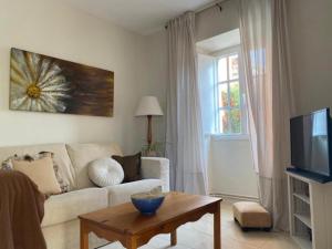 a living room with a couch and a table at Alojamiento Virita in Nigrán