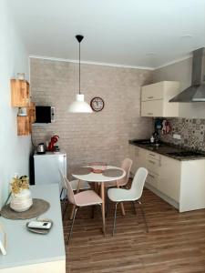 アルジェズールにあるCasa Bárbara - No centro histórico de Aljezurの部屋にテーブルと椅子のあるキッチン