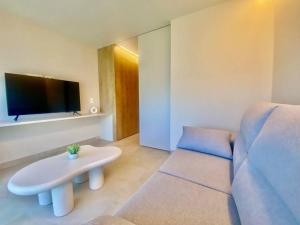 a living room with a couch and a table at Piscina Chic con gran Terraza in Murcia