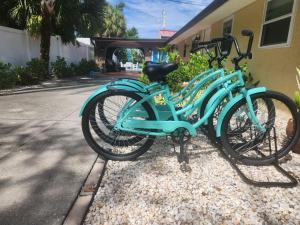 una bicicleta azul estacionada frente a una casa en Paradise Cove on Lemon Bay, en Englewood
