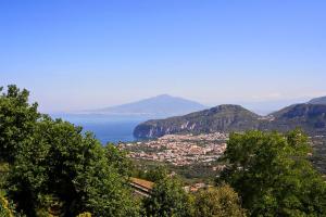 ソレントにあるCaruso 1 - Sorrentoの山と海の景色を望む