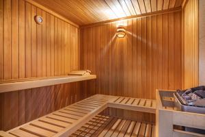 sauna z oświetleniem w obiekcie Chalet Campiglio Imperiale w Madonna di Campiglio
