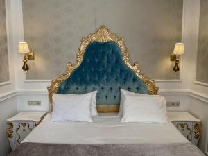 Posteľ alebo postele v izbe v ubytovaní Royal Grand Hotel