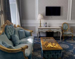 Televízia a/alebo spoločenská miestnosť v ubytovaní Royal Grand Hotel