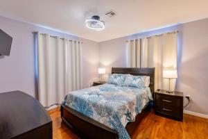 Ένα ή περισσότερα κρεβάτια σε δωμάτιο στο Venice Oasis Beach Ready Retreat