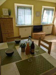 ein Esszimmer mit einem Tisch mit einem grünen in der Unterkunft Ferienwohnung Alafia in Veitsbronn