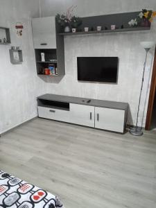 ein Wohnzimmer mit einem Fernseher an der Wand in der Unterkunft alchiccodoro in Genua + 13 Fotos