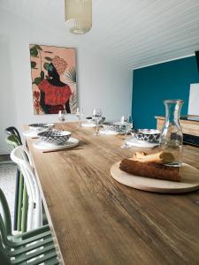 una sala da pranzo con un tavolo di legno con un vaso di Maison au Vieil à 200m de la mer a Noirmoutier-en-l'lle