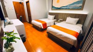 Uma cama ou camas num quarto em Front One HK Resort Simpang Lima