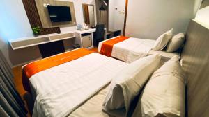 Uma cama ou camas num quarto em Front One HK Resort Simpang Lima