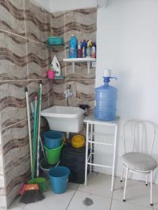 德奥多鲁元帅镇Casa da Idinha的一间带水槽、水桶和椅子的浴室