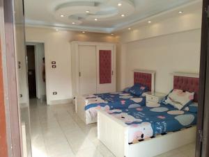 Postel nebo postele na pokoji v ubytování شقه بالمحروسة بالمعمورة الطابق 6