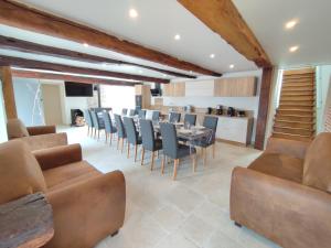 a dining room with a table and chairs at Gite La Fleuv'Yeres in Villy-sur-Yères