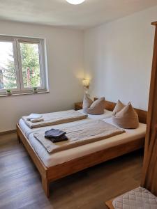 Ένα ή περισσότερα κρεβάτια σε δωμάτιο στο Apartment in Papstdorf "Sachsenstiege"