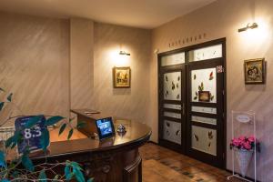 Zimmer mit einem Schreibtisch und einer Tür in der Unterkunft Chiflika Family Hotel in Assenowgrad