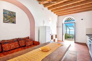a living room with a table and a kitchen at Blu Isola, Terre Marine in Corniglia