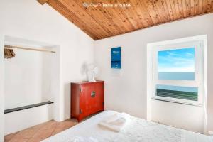 a bedroom with a bed and a window at Blu Isola, Terre Marine in Corniglia