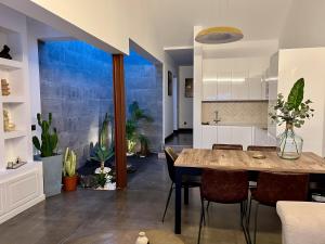 a kitchen and dining room with a table and chairs at Garden House, Playa Honda in Arrecife