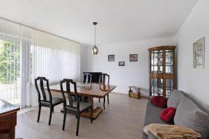 a living room with a table and a couch at Ruhiges Appartement Am Stadtrand in Kevelaer