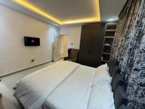 Postel nebo postele na pokoji v ubytování Five Palms One Bedroom Pent House Apartment