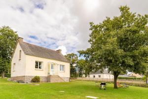 a house with a picnic table and a tree at Maison Ker Morin La Gacilly in La Gacilly