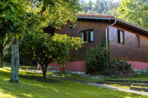 una casa con un albero davanti di Las Casucas a Villegar