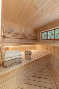 un interior de madera de una sauna con banco en Luxury Villa TINKA, en Zgornje Gorje