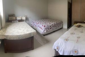 a room with two beds in a room at Chácara Recanto Monjolinho in Planaltina +46 photos
