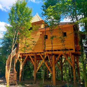 a tree house in the middle of the forest at Le château des fées in Illoud