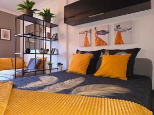 una camera da letto con letto e cuscini gialli di Like at home Tenerife x 5 a San Miguel de Abona