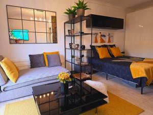 un soggiorno con un divano e un letto di Like at home Tenerife x 5 a San Miguel de Abona