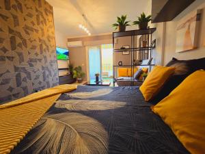 una camera da letto con un letto grande con cuscini gialli di Like at home Tenerife x 5 a San Miguel de Abona Altre 36 foto