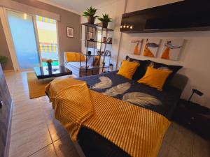 una camera da letto con letto e cuscini gialli di Like at home Tenerife x 5 a San Miguel de Abona