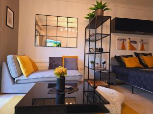 un soggiorno con un divano e un tavolo di Like at home Tenerife x 5 a San Miguel de Abona