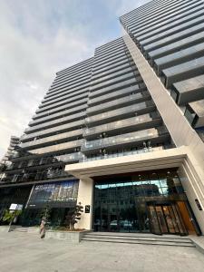 un edificio alto con molte finestre di Next 1411 a Kakhaberi
