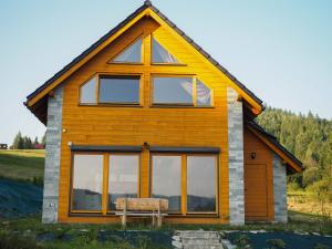 米卢夫卡HillOut - Domek w Milówce - Workation - Praca zdalna的前面设有长凳的木屋