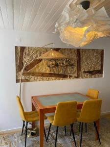 Un comedor con una mesa y dos sillas. en Castelo Terrace, en Lisboa