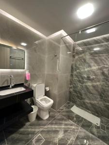 Ένα μπάνιο στο Chic Apartments For Rent ave0-3