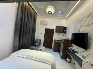 Televiisor ja/või meelelahutuskeskus majutusasutuses Five Palms Studio Apartment