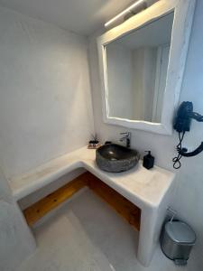 un bagno con lavandino e specchio di Anemi KHORA a Mykonos Città