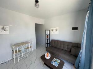 a living room with a couch and a table at Viva Alto Vista! in Noord +4 photos