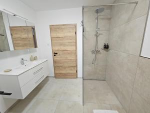 Koupelna v ubytování Schölerberg Appartement l ruhige Lage l nah an Zoo + 18 fotografií