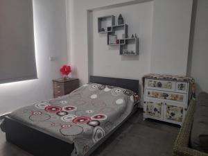 Un dormitorio pequeño con una cama y una cómoda. en 1 Bed Flat - Sleeps 2 - Pets - Smoking - Parking, en Dbayeh