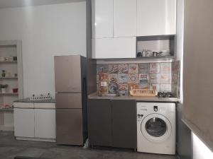una cocina con lavadora y lavadora en 1 Bed Flat - Sleeps 2 - Pets - Smoking - Parking, en Dbayeh