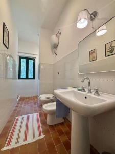 Bilik mandi di Lovely Farmhouse in Recanati