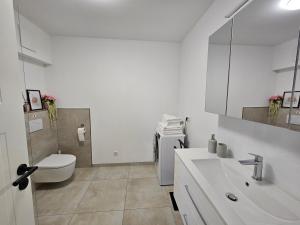 Et badeværelse på FeWo Landhaus Schölerberg l ruhige Lage + 16 billeder