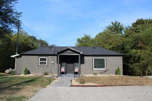 une petite maison en briques avec un toit noir dans l'établissement Cozy Corner Cottage, à Wellston